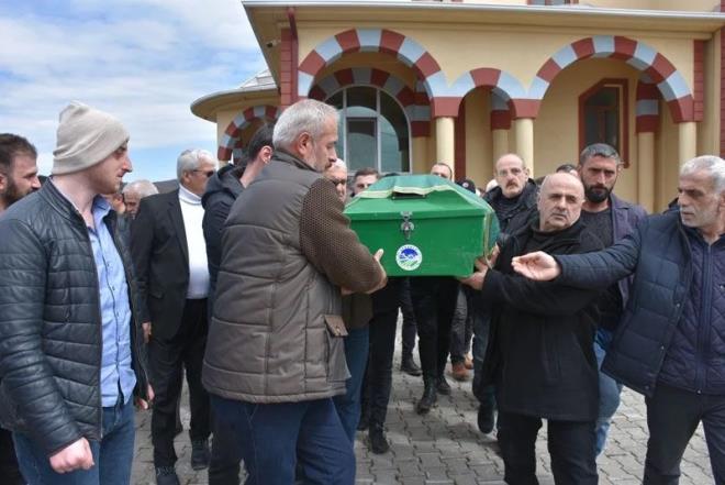 Olay, dn Bapnar Mahallesi Kemalpaa Caddesi zerinde meydana gelmiti. Edinilen bilgiye gre, 41 yandaki iitme engelli Murat Ylmaz, yedii pidenin lokmasnn soluk borusuna kamas neticesinde fenalat. Fenalaarak sokaktaki aydnlatma direine arpan ve yere den Ylmaz?n yardmna blge esnaf kotu.