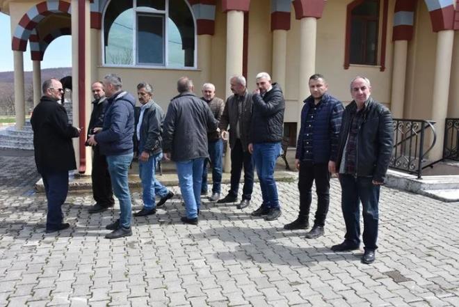 zel arala Hendek Devlet Hastanesine gtrlen Ylmaz, burada yaplan mdahalelere ramen kurtarlamad.      Ylmaz?n cenazesi, helallik iin evinin nne getirildi. Talihsiz adam, Hendek Krktepe Mahalle Merkez Camii?nde le namazn mteakip klnan cenaze namaznn ardndan Krktepe Mahalle Mezarl?na defnedildi.