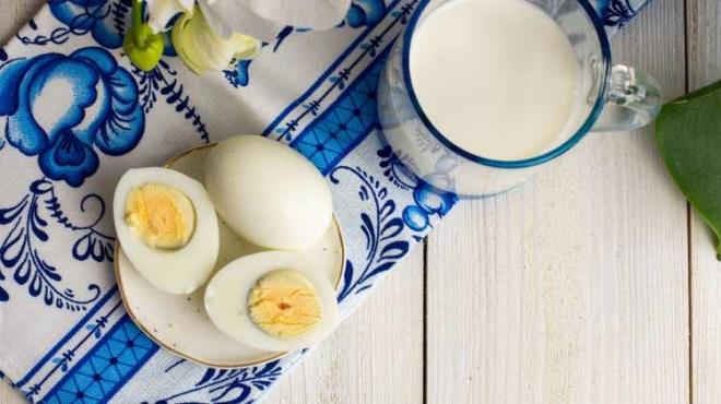 SAHURDA KEFR VE YUMURTA  Yumurtann proteinden en zengin ve en ekonomik ve hazrlamas kolay olan bir besin olduuna dikkat eken Diyetisyen Kara, "1 yumurta yaklak 35-40 gram ete e deerdir. Yumurtann ete gre iki nemli stnl vardr. Bunlardan birisi A vitamini iermesi ve doymam ya iermesidir.