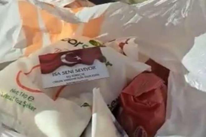 "sa seni seviyor. Bu srete onun yardm iin dua edin." szlerinin yer ald kartvizitlerle depremzedeler kiliseye davet ediliyor. Krizin frsata evrildii bu durumda misyonerlerin bu yntemle Mslmanlar alternatif bir dine (Hristiyanlk) davet ettikleri ileri srld.