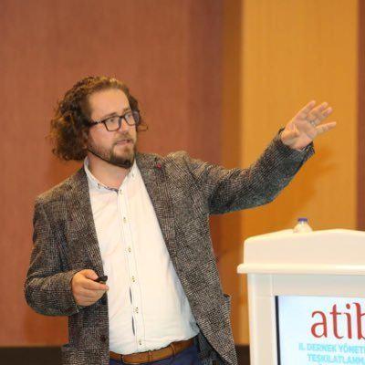 6 ubat depremleri 11 ilde birden ykmlara ve on binlerce vatandan vefat etmesine sebep oldu. Blgede bulunan depremzedeler ksa srede konteyner ve adr kentlere yerletirilip gerekli tm ihtiyalar karlanyor. Tm Trkiye birlik olup afetzedelerin ihtiyalar iin mcadele ederken bu durumu frsata evirmek iin harekete geen baz kurulularn olduu ne srld. USMED Bakan Said Ercan'n getiimiz gnlerde yapt paylam dikkat ekti. Yehova ahitleri, Dnya Protestan Kiliseler Birlii ve Moon Tarikat'nn blgede "sa seni seviyor" kartvizitleri dattklarn belirtti.