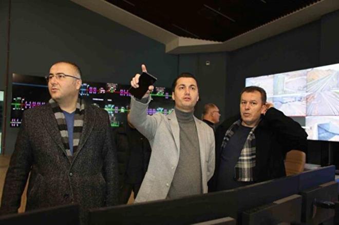 Bu erevede Sivas Vali Vekili akir ner ztrk ve Sivas Belediye Bakan Hilmi Bilgin, Sivas YHT Gar ile kontrol merkezinde incelemelerde bulundu.