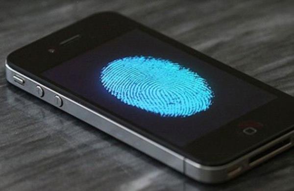 <p><b>TOUCH ID </b></p>  Home tuuna yerletirilen bir parmak izi okuyucusu sayesinde artk iPhone, sahibinin  parmak izini reniyor. Bu sayede rnein kilit ekranndan ana ekrana geerken  ya da Apple ID ile iTunes Store zerinden herhangi bir ierik satn almaya  kalktnda bu ilemlerin sahibi tarafndan m yoksa bakas tarafndan m  yapldna bakarak ilemi gerekletiriyor ya da gerekletirmiyor.
