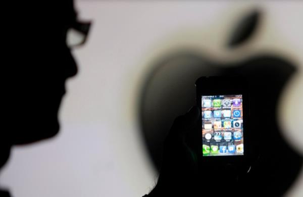 Dier  detaylara girilmese de ~1GB RAM, ift bant WiFi, Bluetooth 4.0, 1440mAh gcnde  batarya tad sanlyor. Yine 8MP znrlkte arka kamera, 30kare/saniye  hznda Full HD video kayd, 16GB/32GB depolama kapasiteleri, 3G/4G destei  iPhone 5'ten hatrlayacamz zellikler arasnda.