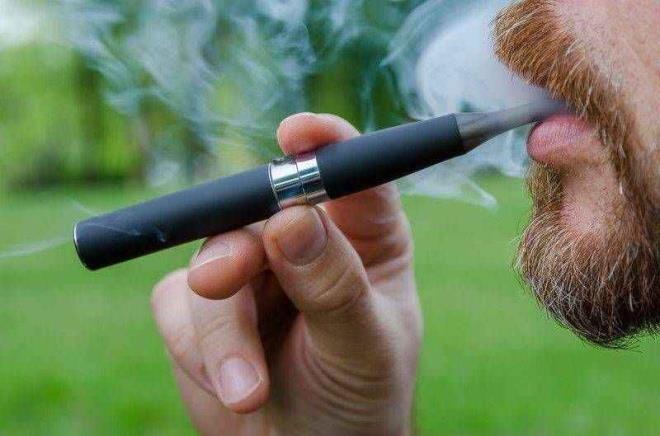 Elektronik sigarann kartuunun iindeki svda, propilen glikol, etanol, nitrozamin, ttn iei, nane, kahve, ikolata, meyve aromalar gibi tat ve koku ieren farkl kimyasallar bulunabiliyor. Solunum sistemi yoluyla akcierlere alndnda solunum fonksiyonlarn bozuyor. Bu maddenin, solunabilen toz ve paracklarnn retim aamasnda solunmas durumunda tkayc akcier hastalna yol at grlyor. Kronik obstrktif akcier hastal, solunum hastalklar, astm gibi durumlarn oluumuna ve ktlemesine sebebiyet veriyor."