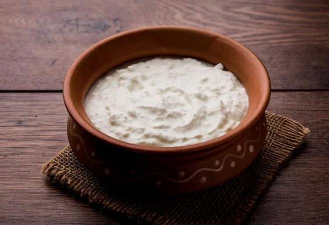 EV YOURDU    Ev yourdu hem mide hem de barsak salna fayda salar. Mide asidini dengeleyen ev yourdu. Uzun sre besin grmedikten sonra birden besin oranna maruz kalnca barsaklarda ilevsel bozukluk oluur. Bunun iin ev yourdunu sahurda mutlaka bir kase olarak tketin. Barsaklarn almasn destekler.