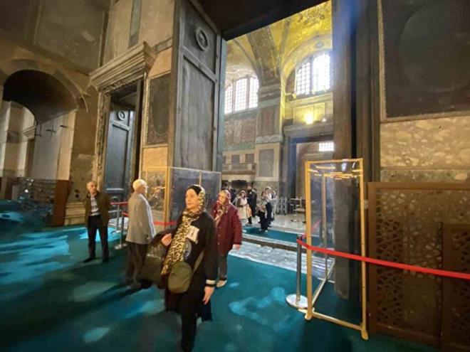 Ayasofya-i Kebir Camii'nin imparator kapsnda bulunan ahap madalyon getiimiz yl tahribata uramt.
