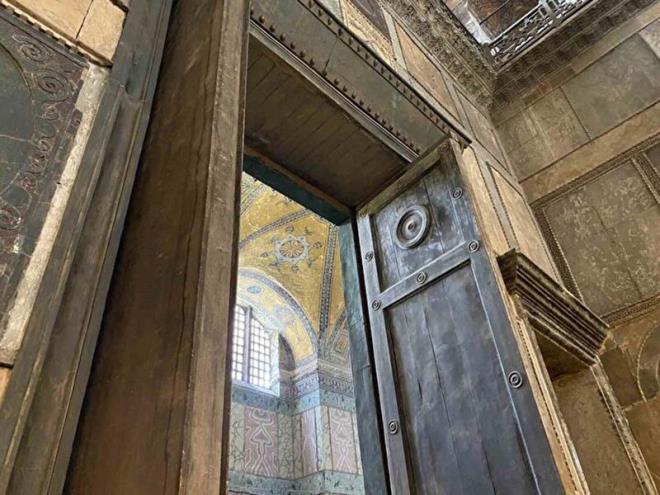 Onarlan kaplar, koruma altna alnarak camdan setler ekildi.