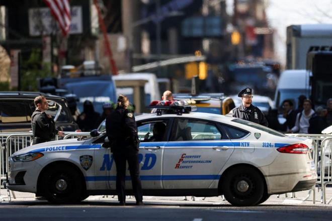 Trump'n rezidans nnde, destekilerin buluma ars zerine New York polisi tarafndan alnan gvenlik nlemleri artrld.