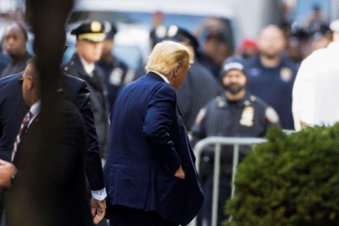 Trump'n mahkeme binasnda parmak izi alnacak ve fotoraf ekilecek. Sulamalar reddetmesi beklenen Trump, durumann ardndan Florida'ya dnp burada konuma yapacak.