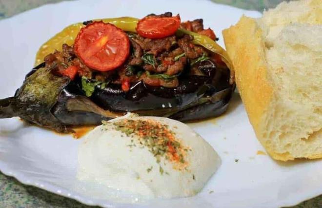 Bir gn salatanza bir yemeinize patlcan ekleyerek hem yemeklerinizi lezzetlendirebilir hem de salnza eitli faydalar salam olursunuz. Patlcan dzenli tkettiinizde salnza salad faydalar u ekildedir;