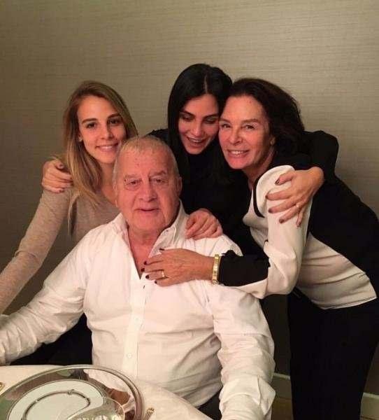 "ERKEN TEHS SAYESNDE KURTULDUK"    Hlya Koyiit, "yi ki byle anma gnleri var. Kanser Haftas nedeniyle daha ok kiiye ulap 'erken tehis hayat kurtarr' deme imknmz var.    Gnmzde tedavi ekilleri giderek daha da kolaylat iin kanser olmaktan korkmayn.