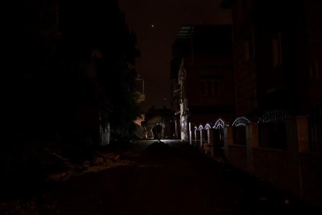 Depremzede Arzu obanolu, hasar gren evlerine giremediklerini ve adrda yaadklarn syledi.