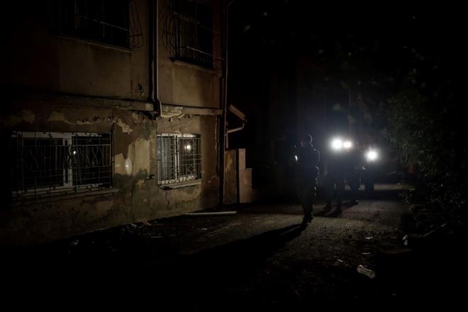 Evlerinden uzak olsalar da gzlerinin arkada kalmadn belirten obanolu, "Hatay karanlk. Askerimizden Allah raz olsun, onlar olmasayd sknt yaardk. Hep devriye geziyor. Bize her konuda destek oluyorlar." diye konutu.