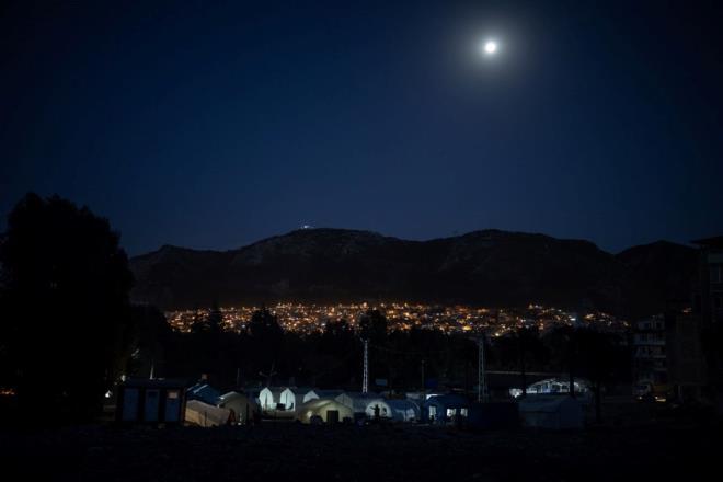 Kahramanmara merkezli 6 ubat'ta meydana gelen depremlerde byk bir ykma urayan Antakya, gndzleri nispeten kalabalk olsa da akamlar afetzedelerin konteyner ve adr kentlere ekilmesiyle "hayalet ehre" dnyor.