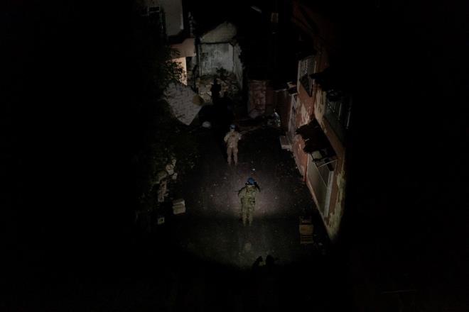 Hibir evin nn yanmad ehir merkezinde, akamlar ortal sadece baz caddelerdeki sokak lambalar aydnlatyor.