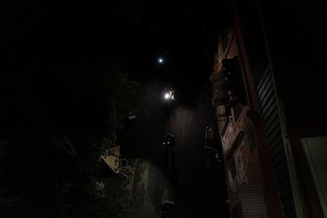 Karanln ve sszln hakim olduu cadde ve sokaklar ile konutlarn gvenliini ise srekli devriye gezen Mehmetik salyor.