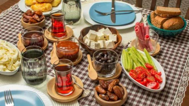 "Susama hissi duymasanz bile iftar ve sahur arasnda sk sk su iin. Suya ek olarak kafein ieren iecekler yerine de st, ayran, sade soda, taze sklm meyve-sebze sular, hlamur ve kuburnu gibi bitki aylar tercih edebilirsiniz" ifadelerini kulland.