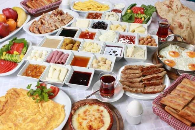 "ftarda ar erbetli tatllar yerine stl tatllar tercih edilmeli"  <br>  ftarda salkl beslenmenin nasl olmas gerektii hakknda bilgi veren Do. Dr. Sarakal "ftara peynir, domates ve zeytin gibi kahvaltlklar veya orba gibi hafif yemeklerle balayp 10-15 dakika sonra az yal et yemei, sebze yemei ile devam edebilirsiniz. Yemeklerinizi hzl yemekten kann, yava yava ve iyice ineyerek tketin. ftarda ar erbetli, yal tatllar yerine, stl tatllar (stla, glla gibi) veya meyve tatllar tercih edilmesi uygun olacaktr" eklinde konutu.