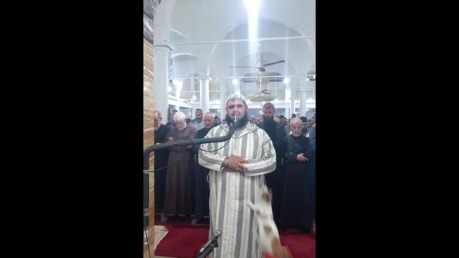 eyh Velid Mehsas adl imamn cemaate namaz kldrd srada camiye giren bir kedi aniden imamn zerine kt.