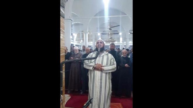 Cezayir'in Bordj Bou Arreridj eyaletindeki Ebu Bekir el-Sddk camisinde teravih namaz klnyordu.