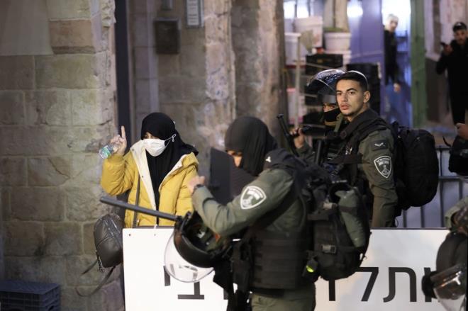 NE OLMUTU?    srail glerinin, gece Mescid-i Aksa'da ibadet edenlere kar iddet kullanarak mdahale etmesi, igal altndaki Dou Kuds ve blgede tansiyonu ykseltmiti.