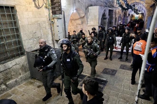 Aynca srail polisi, Aksa avlusu iinde baskna tepki gsterenlere de coplarla mdahalede bulundu.