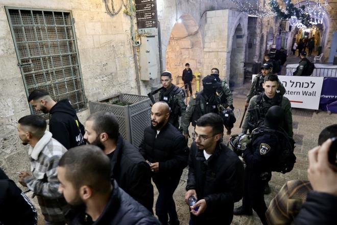 Basknda, Kble Mescidi'ne snan 400'den fazla Filistinli gzaltna alnmt.