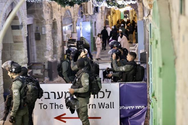 gal altndaki Dou Kuds'te gece boyunca olaylar km, srail polisi Filistinlilere gz yaartc gaz, kauuk kapl mermi ve g kullanarak mdahale etmiti.    srail polisinin Mescid-i Aksa'ya dzenledii baskn ve Filistinlilere kar kulland orantsz g uluslararas tepkiye yol amt.