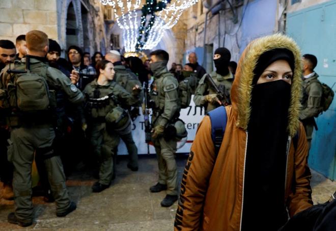 srail polisi, teravih namaznn ardndan Mescid-i Aksa'ya baskn dzenleyerek Kble Mescidi'nde bulunanlara plastik mermi ve coplarla saldrd.