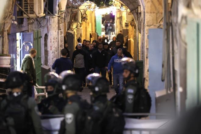 Fanatik Yahudi yerleimcilerin Yahudilerce kutsal "Pesah Bayram" nedeniyle Mescid-i Aksa'ya baskn dzenleme ve burada kurban kesme arlar zerine teravih namaznn ardndan bir grup Filistinli, Aksa'daki Kble Mescidi'ne snmt.