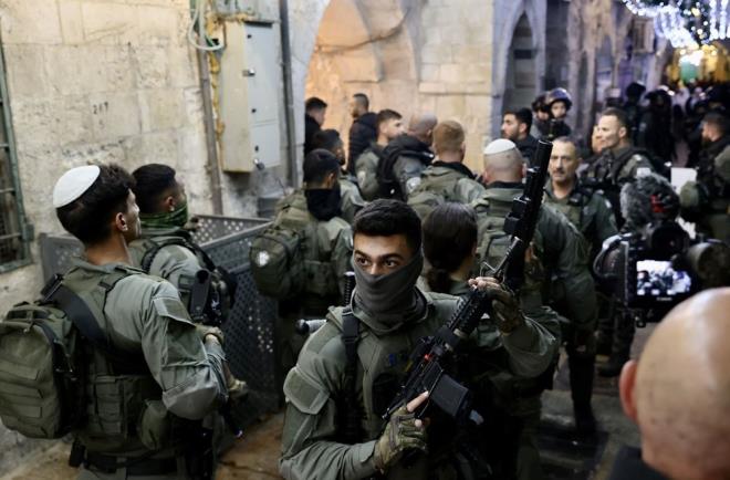 Namazn bitmesinin ardndan ieridekileri karmaya alan srail polisi ile Kble Mescidi'ndekiler arasnda arbede yaand. srail polisi, Kble Mescidi'ne snan Mslmanlara kauuk kapl mermi ve ses bombalaryla mdahale etti.