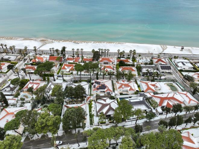 Baz sokaklarda yaanan su basknlarna itfaiye ekipleri mdahale etti.