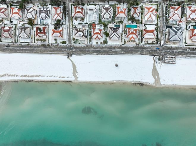 eme'de beyaz bir manzaraya alk olmayan baz ile sakinleri ise ocuklaryla plajda yry yapt, dolu tanelerinden kartopu yapmaya alt.