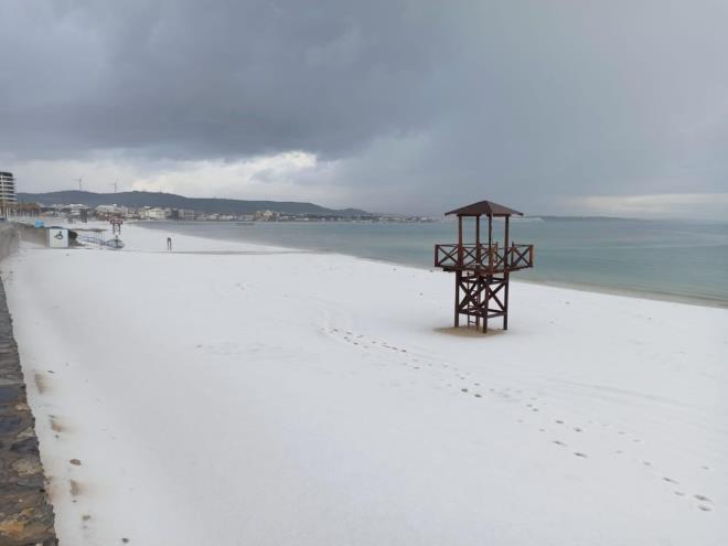 zmir'in eme ilesinde etkili olan dolu nedeniyle plaj ve caddelerde ilgin manzaralar olutu.