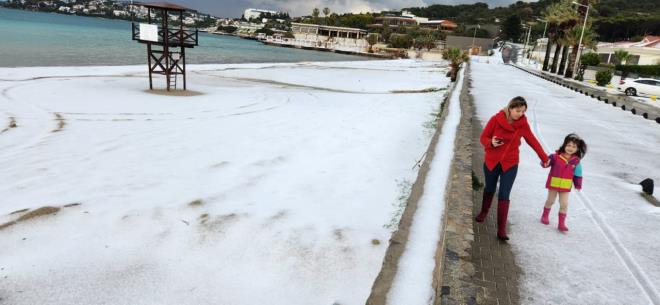 Kent genelinde sabah saatlerinde balayan gk grltl saanak yerini doluya brakt. Karyaka ve ili ilelerinde ksa sreli yaan dolu, eme'de ise etkisini artrarak cadde, sokak ve plajlar beyaza brd.