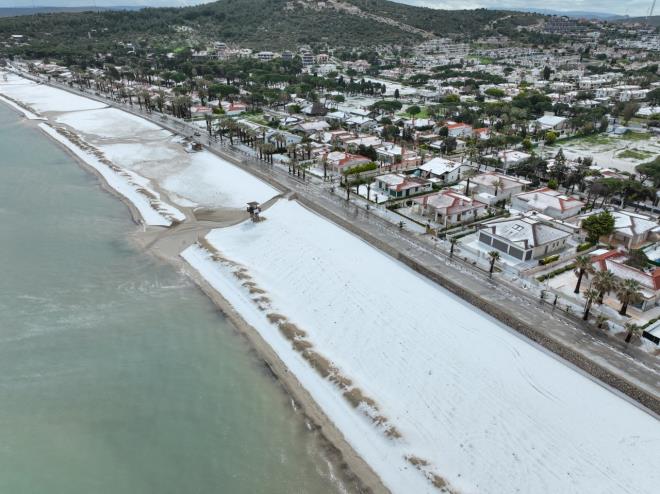 Kar yann ender grld ilede vatandalar, dolunun neden olduu bembeyaz manzaraya uyand.