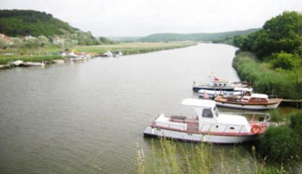 En byk akarsu: Riva Deresi