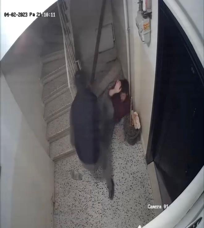 Olay, 2 Nisan Pazar gn meydana geldi. ddiaya gre, ev sahibi Gkhan Y., 1 yllk kiracs Gker Kumdakc'y ikinci aydan itibaren evden kartmak istedi.    Kumdakc ise hemen ev bulamayacan belirterek bir sre beklemelerini syledi.