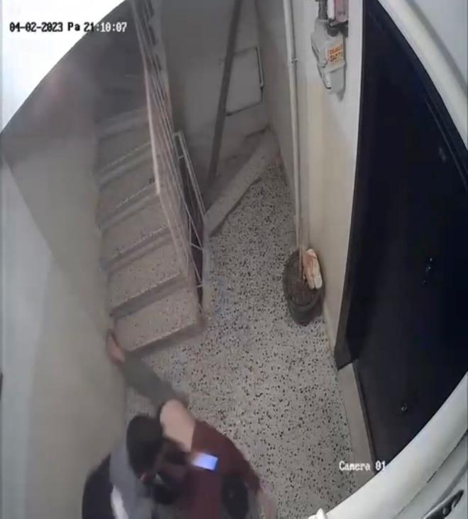 Ellerindeki szlemeyi gsteren kram Y. ile Frat A., Kumdakc'nn evden kmasn istedi.    Bu srada polisi arayacan syleyen Kumdakc, bu iki kiinin saldrsna urad.