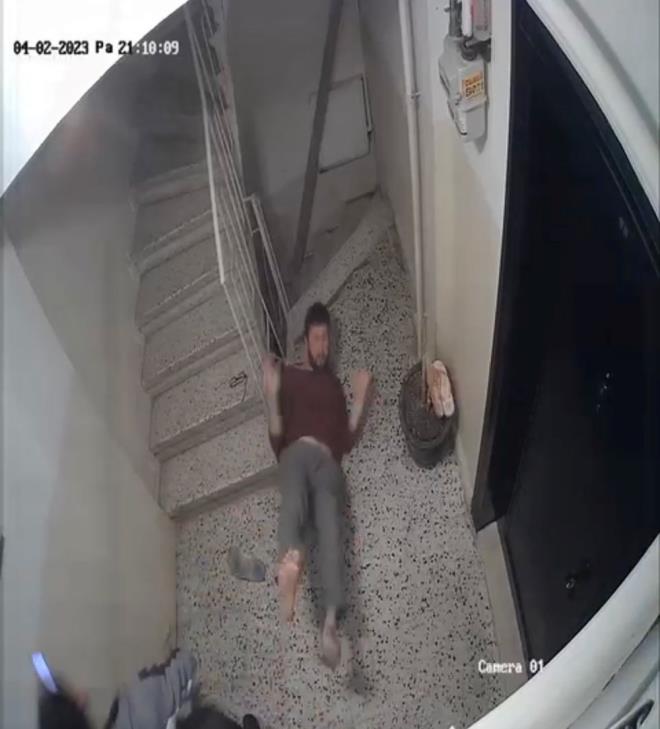 Bunun zerine Gkhan Y., noterden ihtarname ekerek, evde kendisinin oturmak istediini belirtti.    Bu aamadan sonra ev sahibi ile kirac arasnda husumet balad.