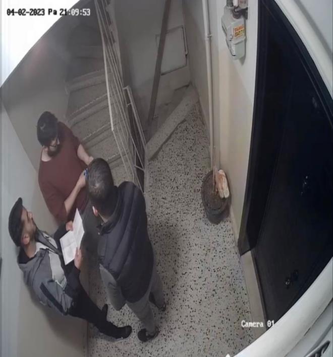 Kadky'de kiracya "evden k" daya - 6    Apartmann ierisinde dvlen Kumdakc, lk atarak yardm isterken saldry gerekletirenler kat.    "112'Y ARAMAYA ALITIM, SALDIRMAYA BALADILAR"    Ev sahibinin kardeleri tarafndan dvlen Gker Kumdakc, "Bu eve yerletikten 2 ay sonra bize 'kn' demeye baladlar. Eve yerletiimiz zaman yksek bir fiyatt, tam kiralarn ykseldii dnemdi. Biz kendilerine deerlendireceimizi belirttik. Daha sonra burada oturmaya devam edeceimizi belirttik. Bunun zerine ocuunun okulunun eve yakn olduunu gereke sunarak bize ihtarname ekti. Evden kmamz konusunda srarc oldu, kira ykseltmek amacyla bir uzlama yapmad." dedi.