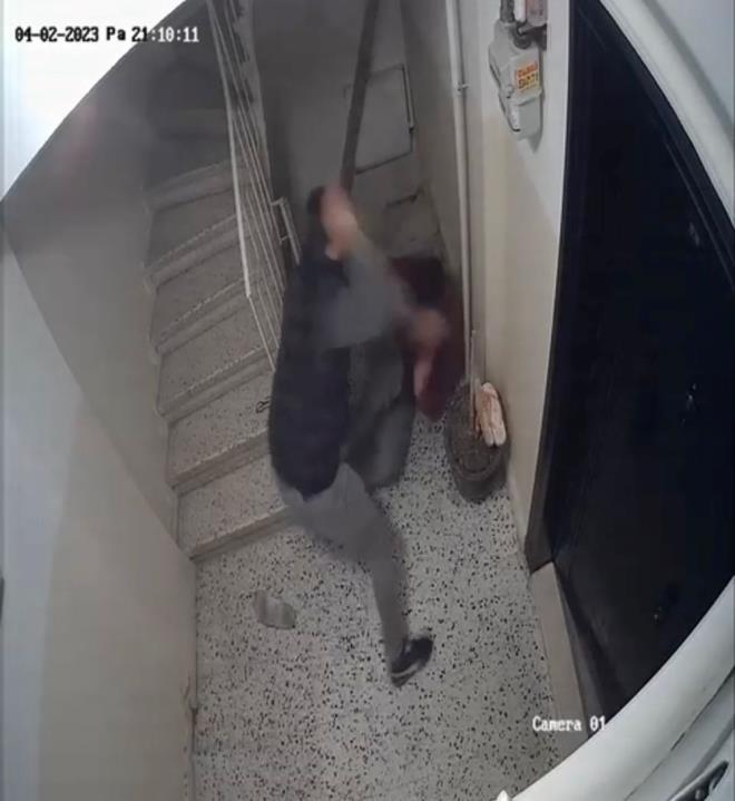 Pazar akam ise saat 21.00 sralarnda Kumdakc'nn evinin elektrik alterleri Gkhan Y.'nin kardei kram Y. ve arkada Frat A. tarafndan kesildi.    Dairesinden karak elektrikleri amak iin aa inen Kumdakc, ev sahibinin kardei kram Y. ve arkada Frat A. ile karlat.