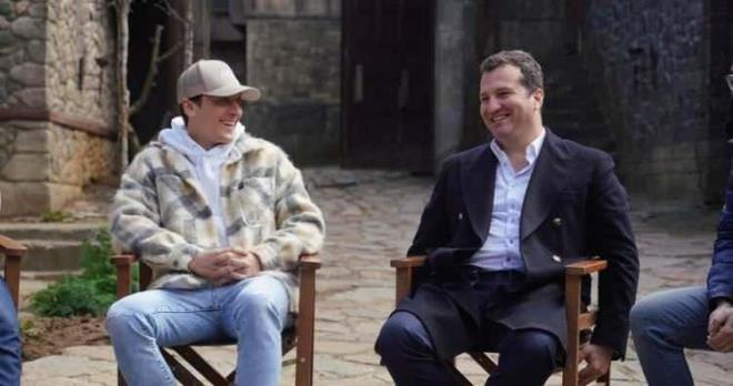 Getiimiz gnler de de Kurulu Osman dizisinde Osmangazi'nin Alpleri arasnda rol alan Tolga Akkaya, Mesut zil?le bir araya gelerek milyonlarca kiiyi merakta brakmt.