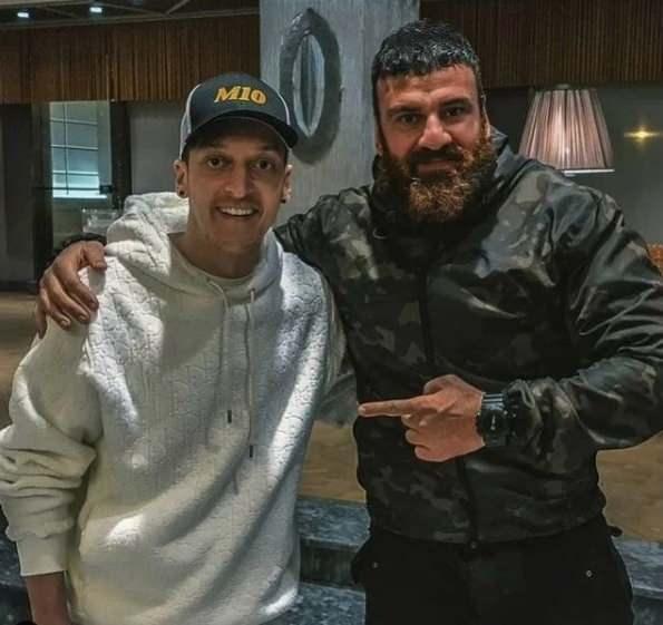 Kurulu Osman dizisinin oyuncular ve yapmc Mehmet Bozda ile bir araya gelen Mesut zil, dizi hayranlarn heyecanlandrd.