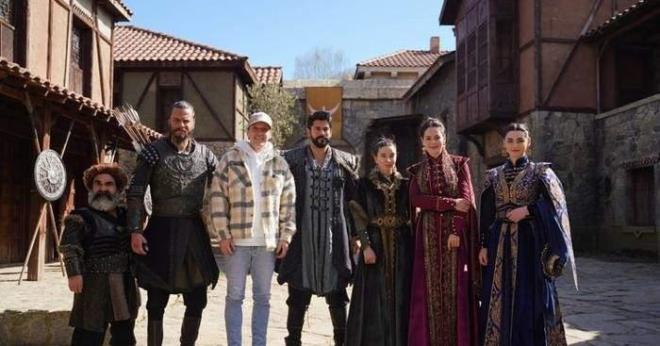 Dnyada byk ses getiren Kurulu Osman dizisinin setine ziyarette bulunan Mesut zil, Burak zivit, zge Trer ve Yldz ar Atiksoy'un barolnde yer aldklar Kurulu Osman dizisini izlediini dile getirdi.    'Kurulu: Osman' beenerek izlediini dile getiren Mesut zil, dizi setini ziyaret ederken, yapmc Mehmet Bozda ve oyuncularla birlikte hatra fotoraf ektirdi.