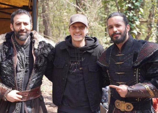 Trk futbolunun yldz isimlerinden Mesut zil, barolnde Burak zivit'in kamera karsna getii, ATV?de aramba akamlar yaynlanan 'Kurulu: Osman' dizisinin setini ziyaret etti.