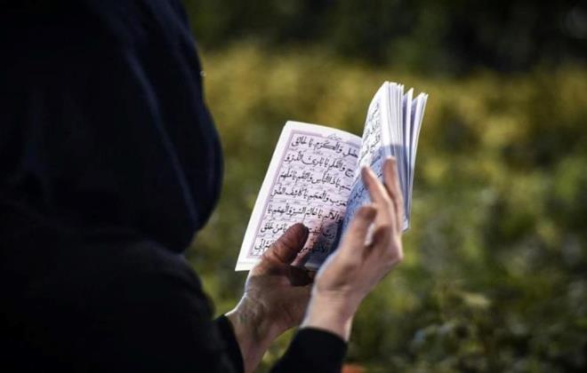 Kur'an- Kerim'de Kadir Suresi'nde bu gece yle anlatlyor:    "phesiz, biz onu (Kur'an') Kadir Gecesi'nde indirdik. Kadir Gecesi'nin ne olduunu sen ne bileceksin. Kadir Gecesi bin aydan daha hayrldr. Melekler ve Ruh (Cebrail) o gecede, Rablerinin izniyle her trl i iin iner de iner. O gece, tan yerinin aarmasna kadar bir esenliktir."