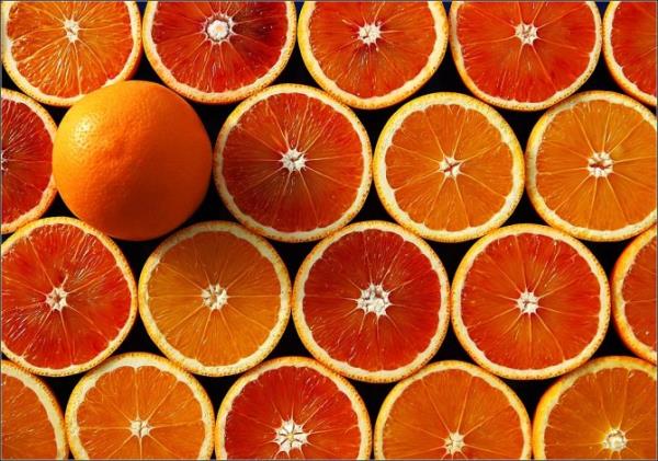 <p><b>Portakal</b></p>     Portakal kabuklarnn i taraf dileri beyazlatc olarak bilinir.