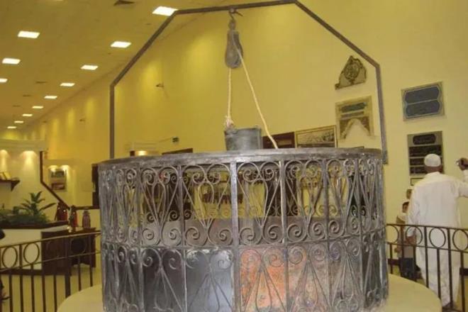 Sadece 1.5 metre derinliindeki kuyudan hac mevsiminde milyonlarca hac tm su ihtiyacn karlarken, su seviyesinde de hibir azalma olmuyor.Al gidermek iin ienin aln, susuzluunu gidermek iin ienin de susuzluunu gideren suyun esrar bilim adamlar tarafndan inceleniyor.